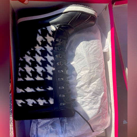 Brand New Checker style Snowboots! - Picture 3 of 3